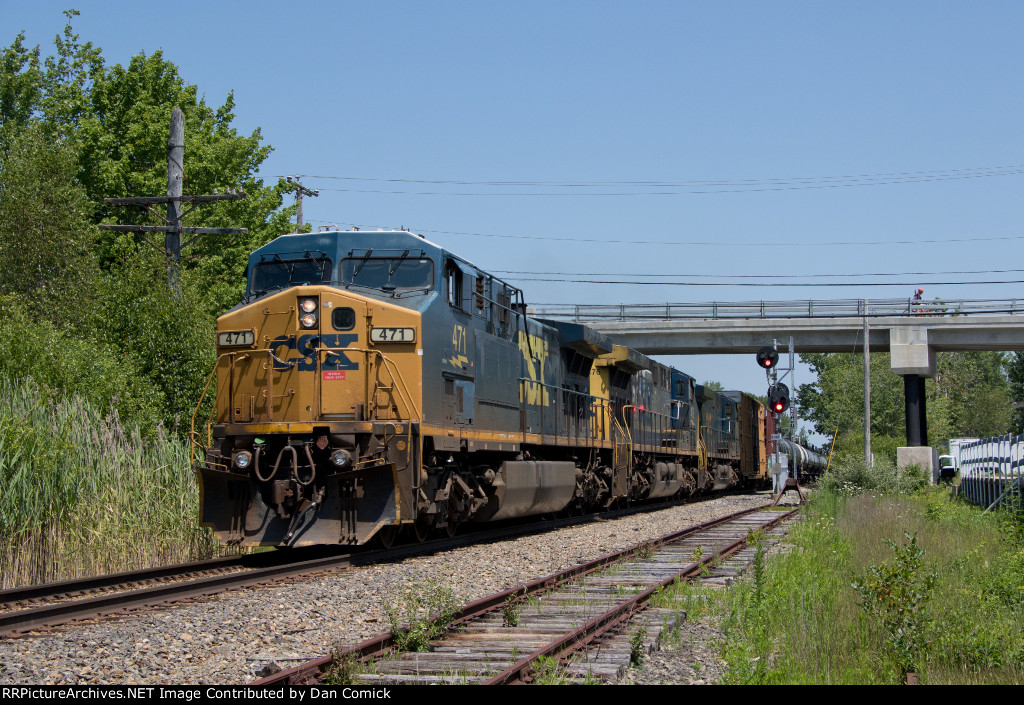 CSXT 471 Leads M427 at Pine Point